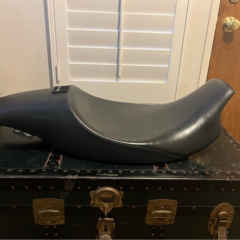 Like new motorcycle seat for road king and street glide 08-23 C&C Fastback model